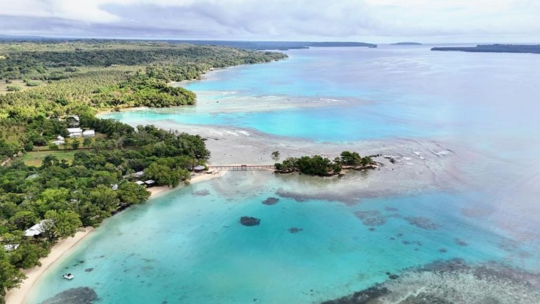 Turquoise waters and tropical coastline in Espiritu Santo, Vanuatu